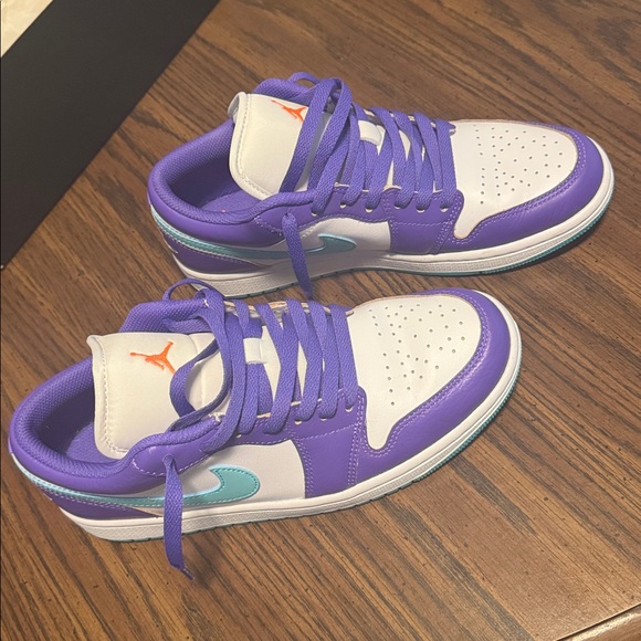 Purple and blue Jordan low tops. Men’s 8/womens 9.5 - Picture 4 of 6
